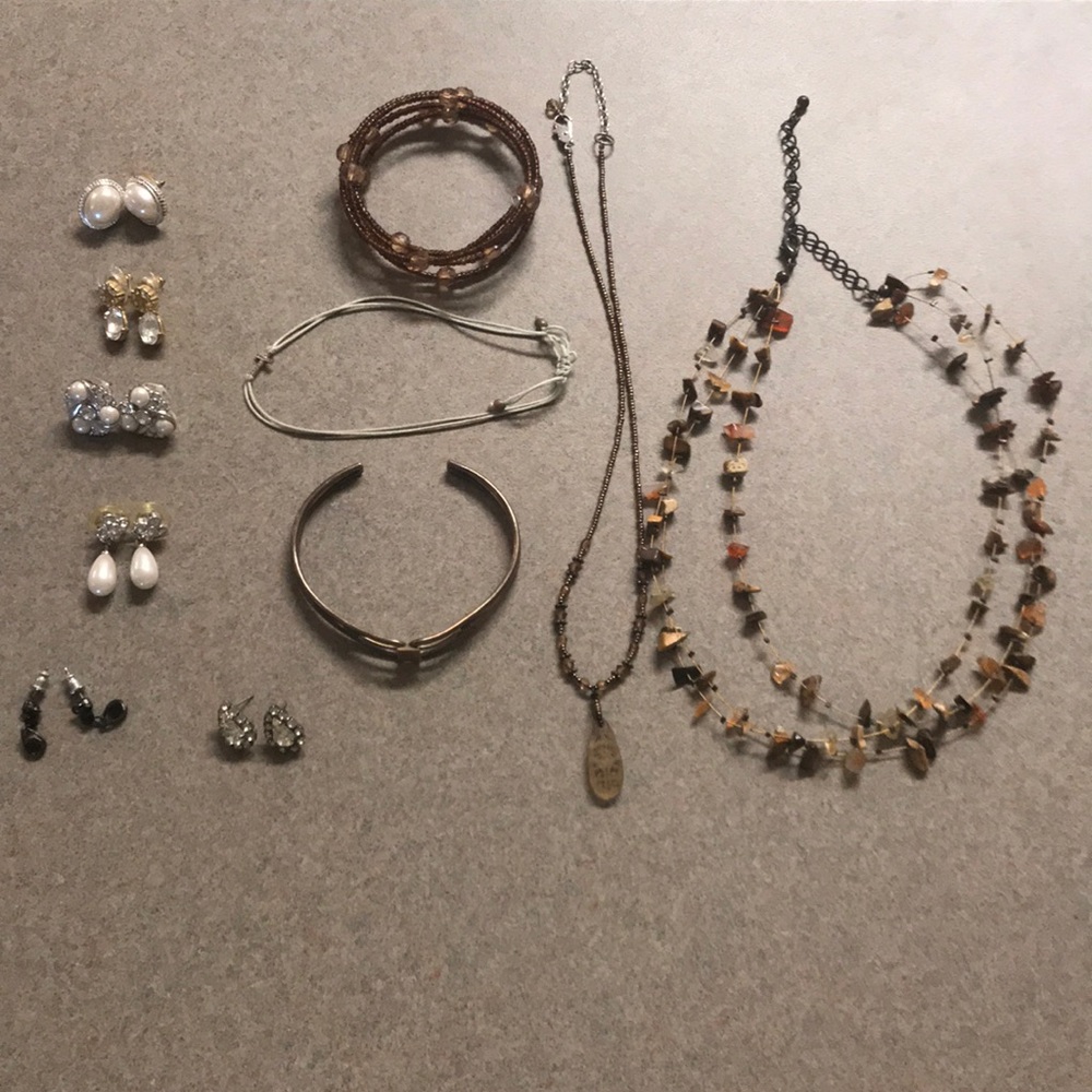 17 Pc Jewelry Lot - Bracelets, Necklaces, Earrings